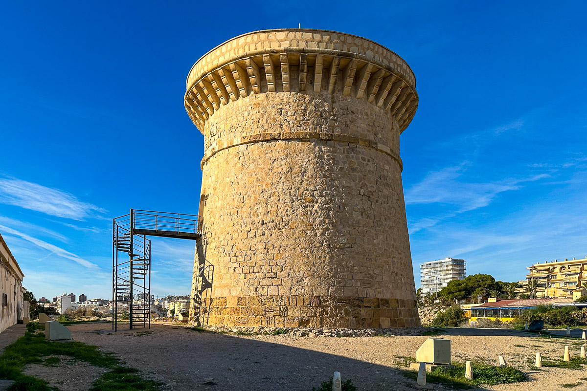 Masywna wieża Torre de La Illeta w El Campello