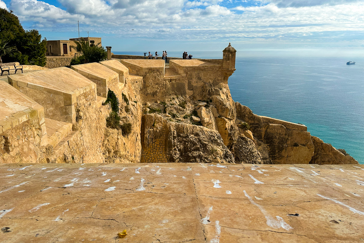 Mury zamku św. Barbary w Alicante