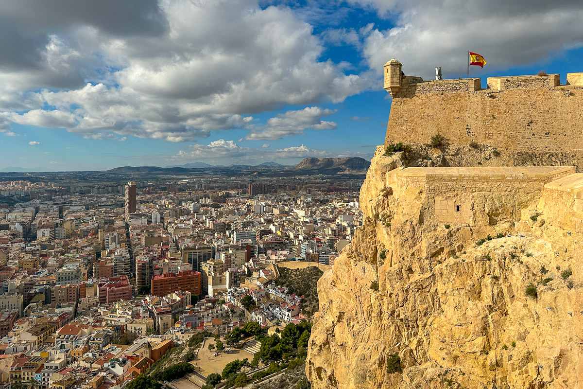 Zamek św. Barbary wznosi się wysoko nad miastem i pozwala na obejrzenie Alicante z innej perspektywy